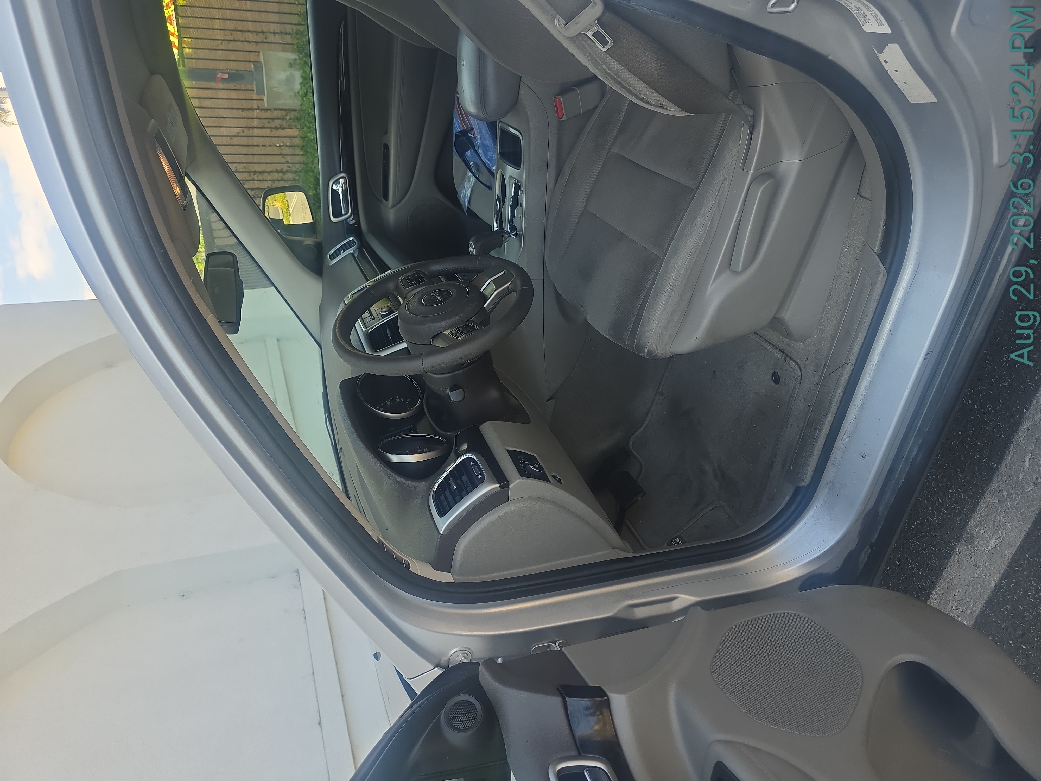 Used 2012 Jeep Grand Cherokee Laredo RWD image 5