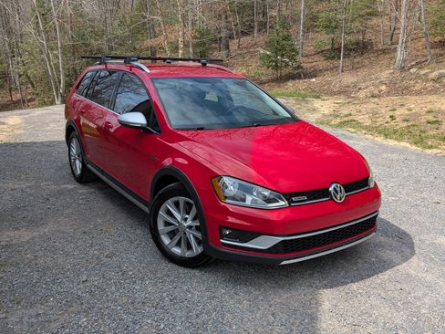 Used 2017 Volkswagen Golf Alltrack S image 1