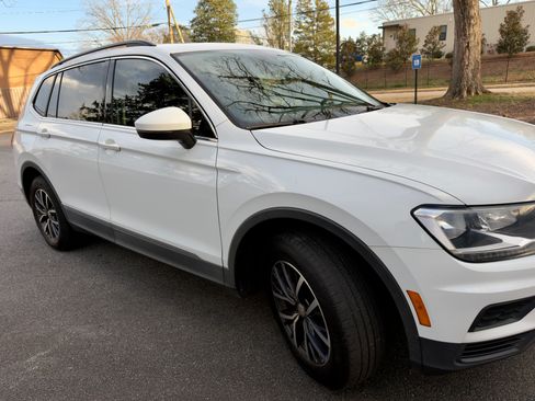 Used 2020 Volkswagen Tiguan SE w/ Panoramic Sunroof Package image 4
