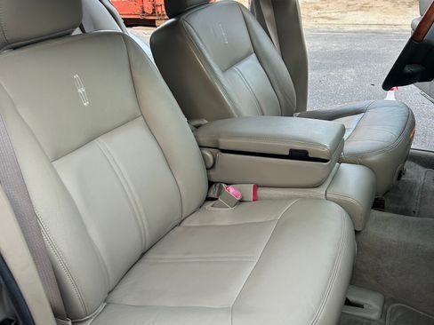 Used 2009 Lincoln Town Car Signature Limited image 13