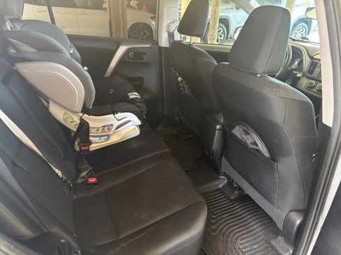 Used 2017 Toyota RAV4 LE FWD image 11