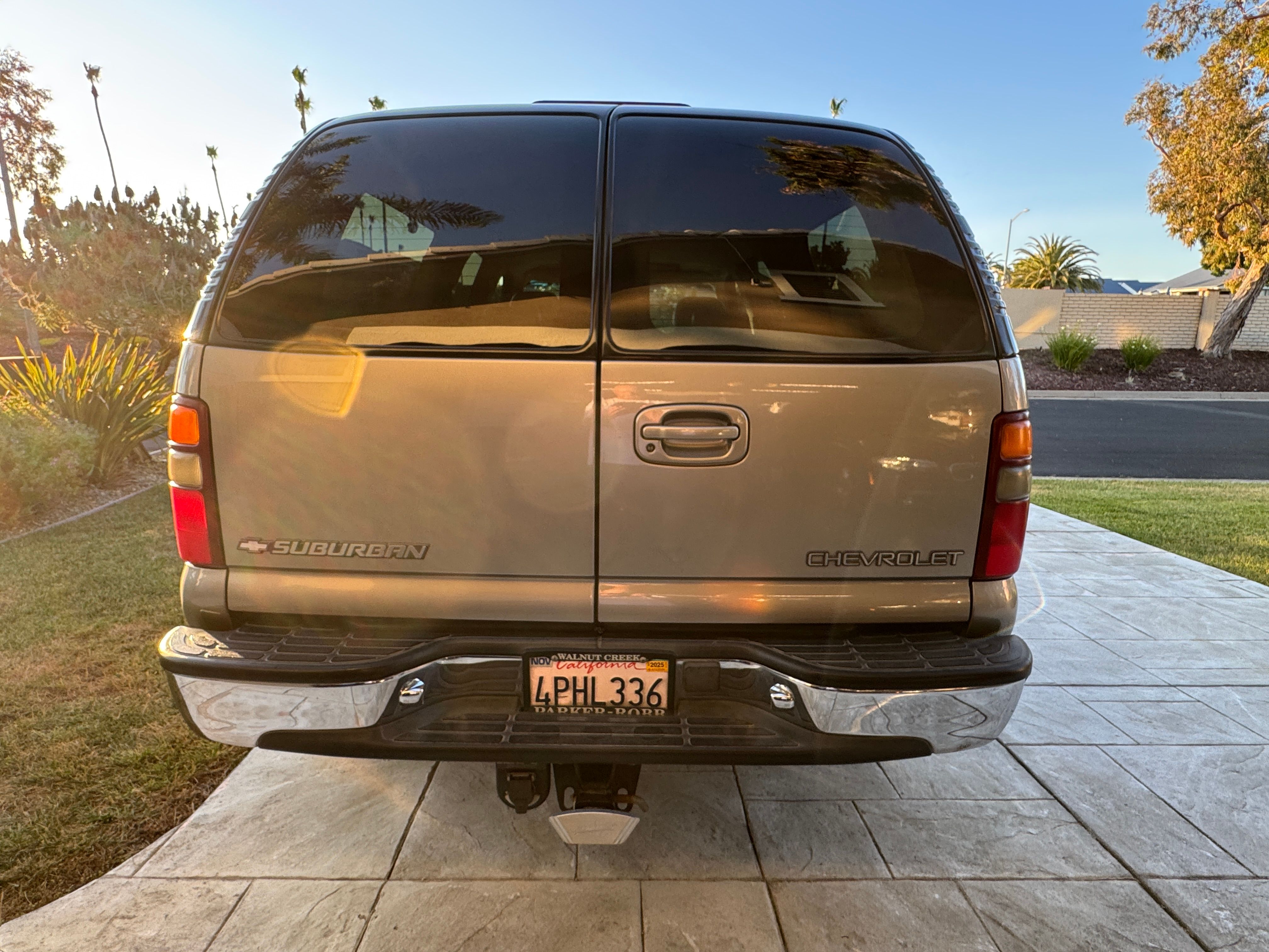 Used 2001 Chevrolet Suburban LT w/ LT Preferred Equipment Group AWD/4WD image 4