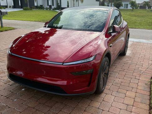 Used 2026 Tesla Model Y Long Range AWD/4WD image 2