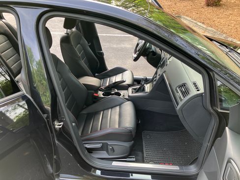 Used 2017 Volkswagen GTI SE image 16