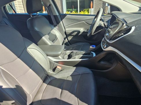 Used 2017 Chevrolet Volt LT w/ Comfort Package image 12