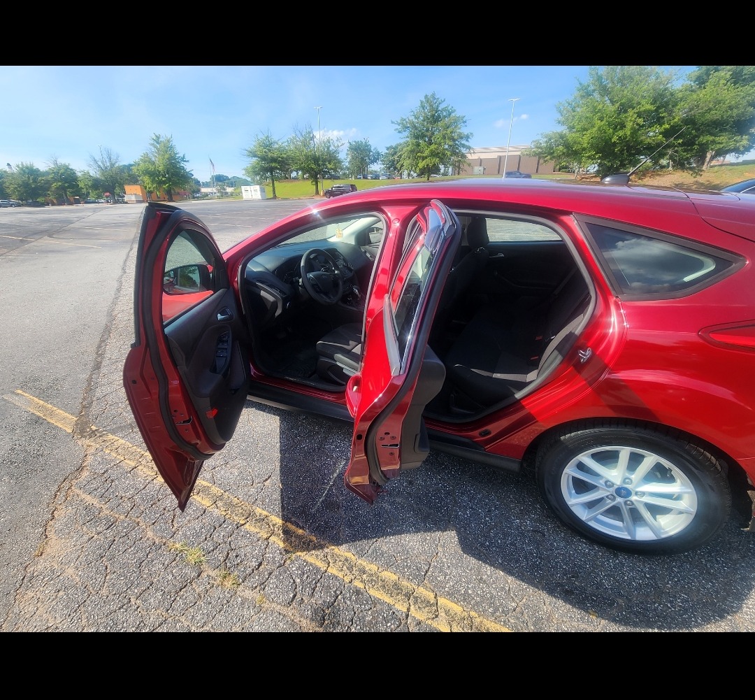 Used 2017 Ford Focus SE FWD image 6