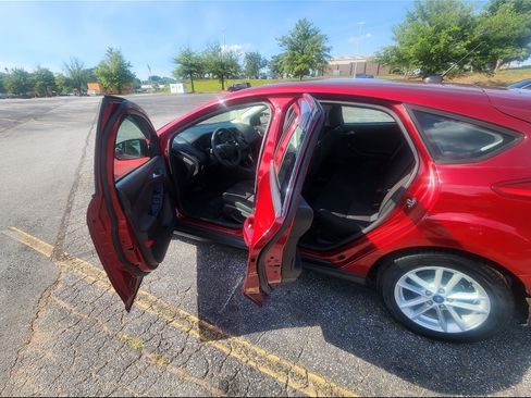 Used 2017 Ford Focus SE FWD image 5