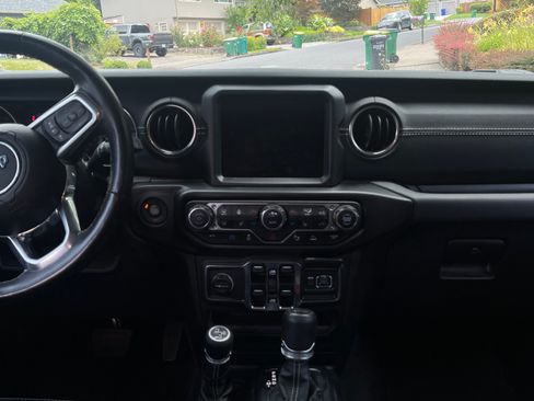 Used 2021 Jeep Wrangler Unlimited Sahara w/ Cold Weather Group image 17