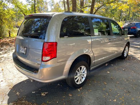 Used 2018 Dodge Grand Caravan SXT image 5