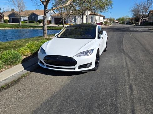 Used 2015 Tesla Model S P90D image 2