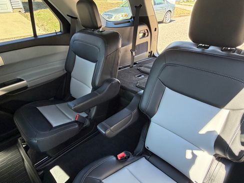 Used 2022 Ford Explorer XLT w/ Equipment Group 202A image 27