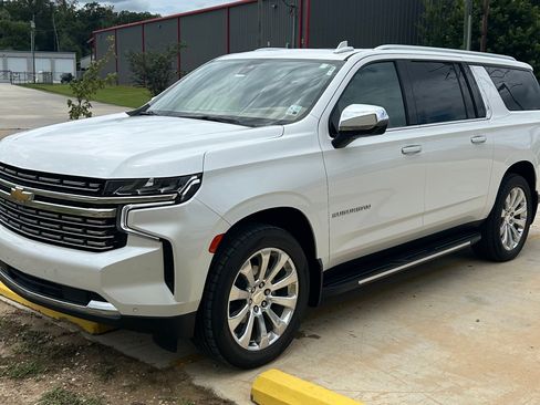 Used 2022 Chevrolet Suburban Premier w/ Premium Package 2 AWD/4WD image 2