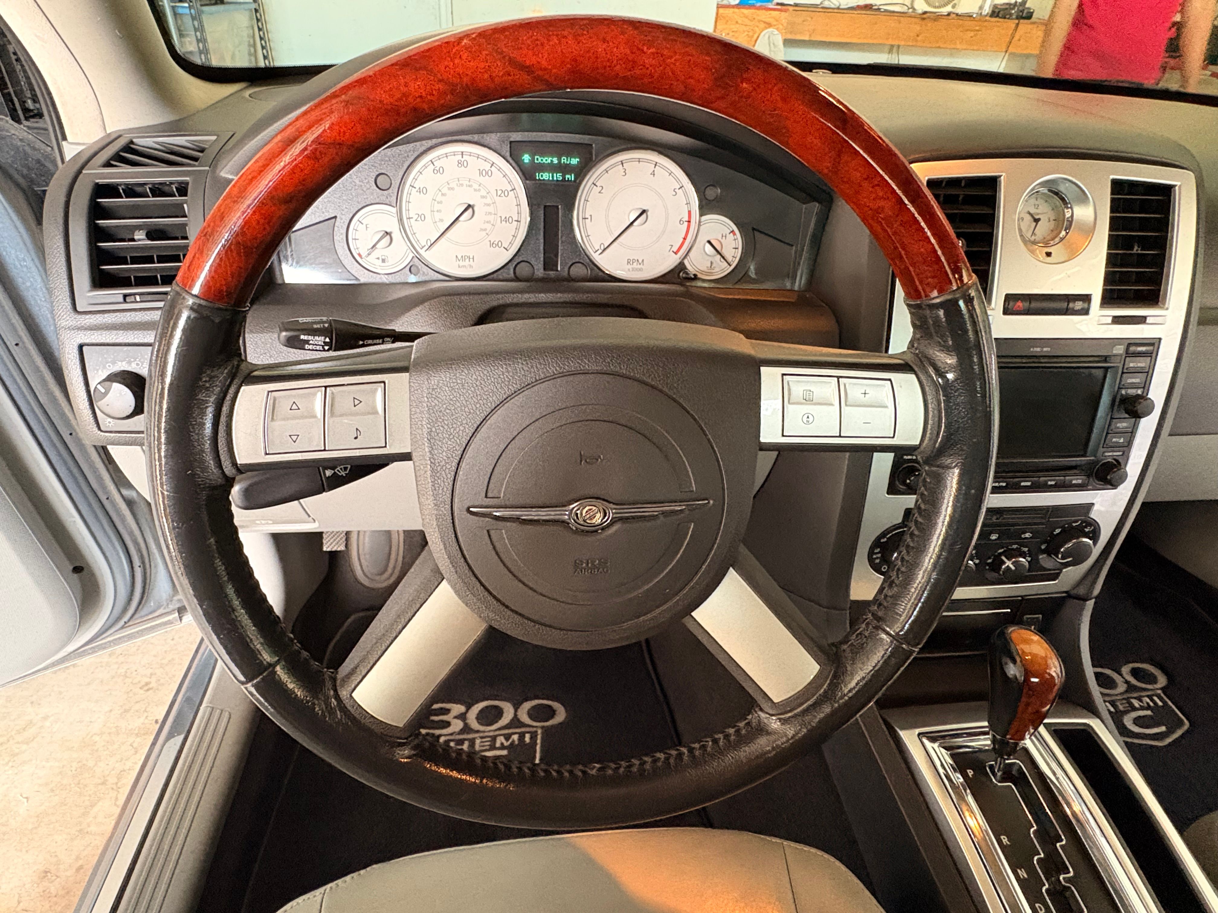 Used 2006 Chrysler 300 C w/ Navigation & Sound Group II RWD image 9
