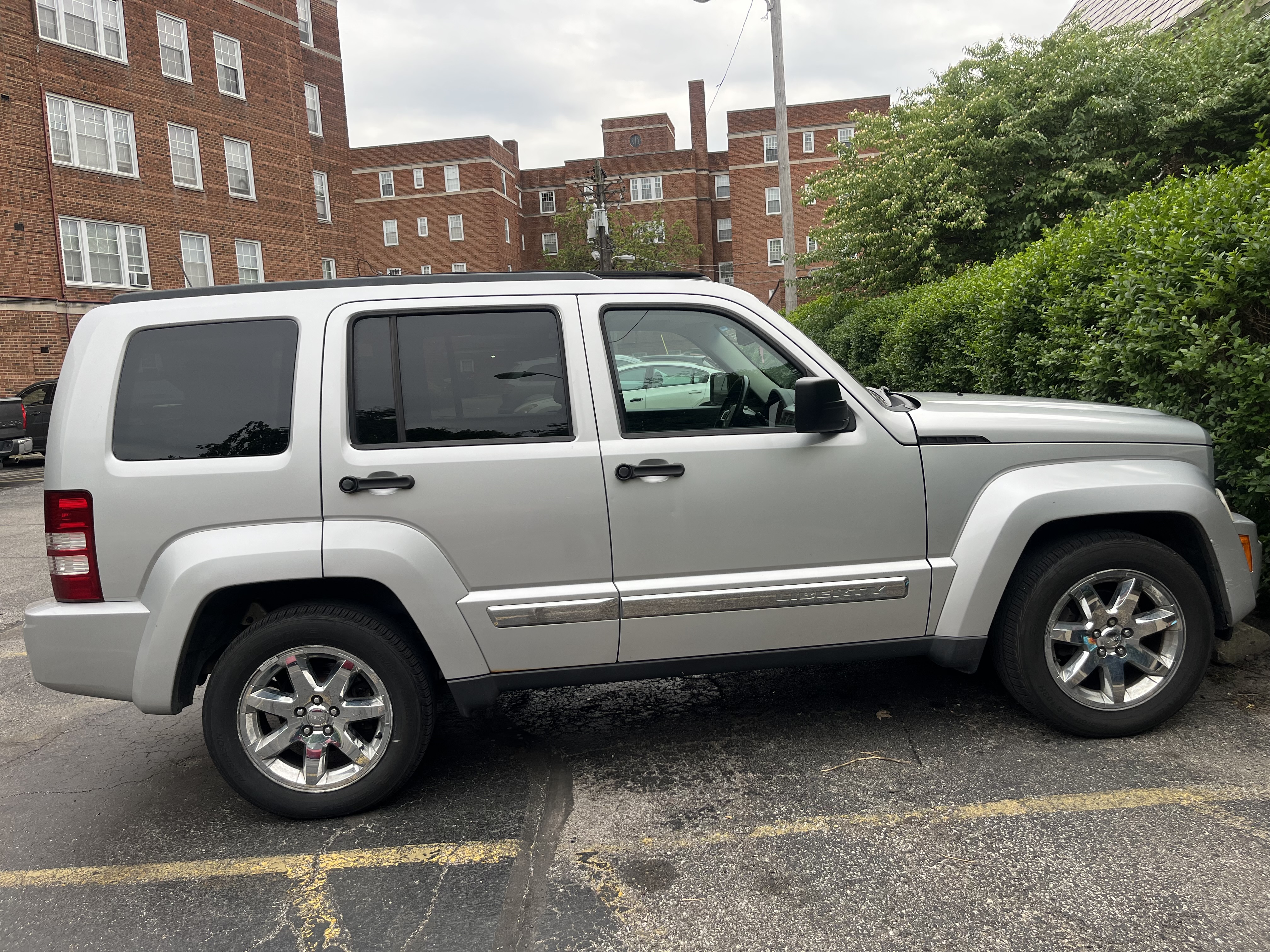 Used 2009 Jeep Liberty Limited w/ Premium Group II AWD/4WD image 2