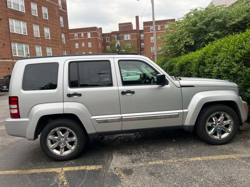 Used 2009 Jeep Liberty Limited w/ Premium Group II AWD/4WD image 2