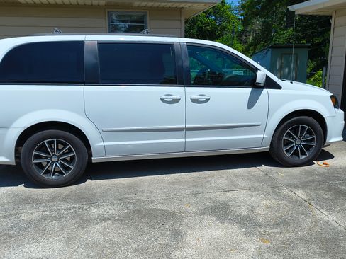 Used 2017 Dodge Grand Caravan GT FWD image 2