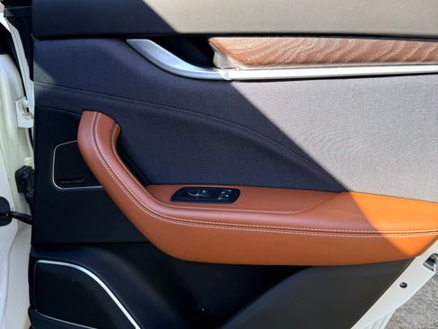 Used 2018 Maserati Levante GranLusso image 8