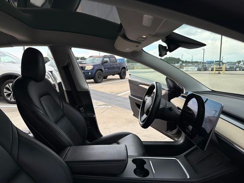 Used 2022 Tesla Model 3 Standard Range image 9