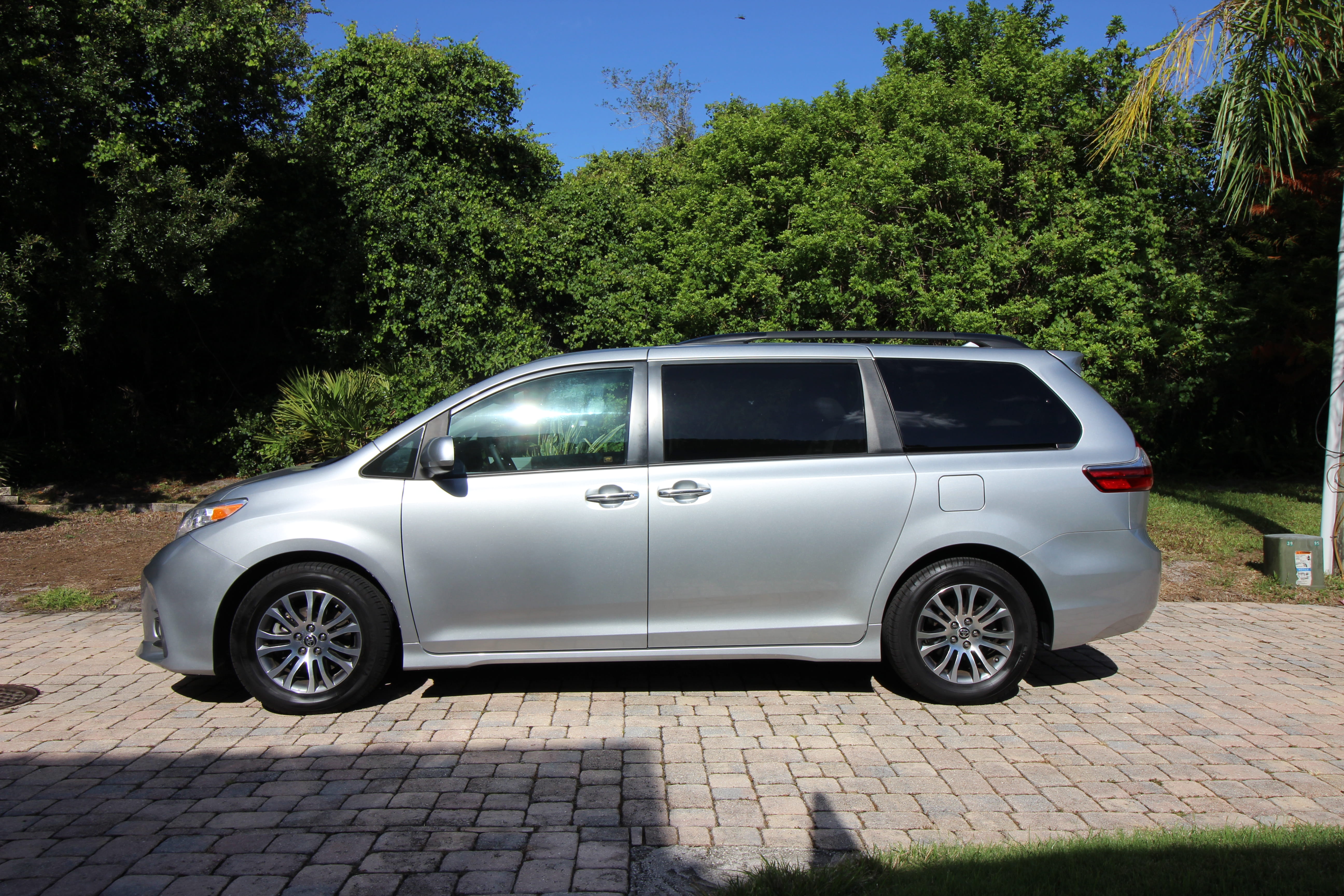 Used 2020 Toyota Sienna XLE FWD image 4