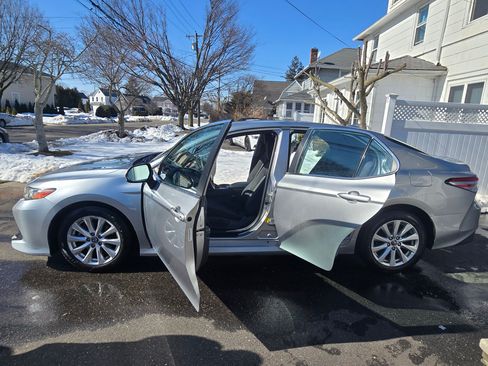 Used 2019 Toyota Camry LE image 4