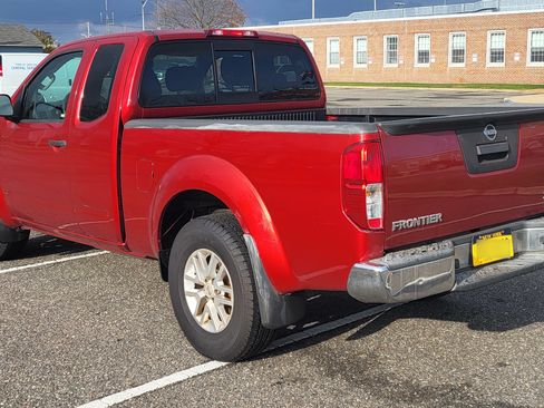 Used 2015 Nissan Frontier SV image 5