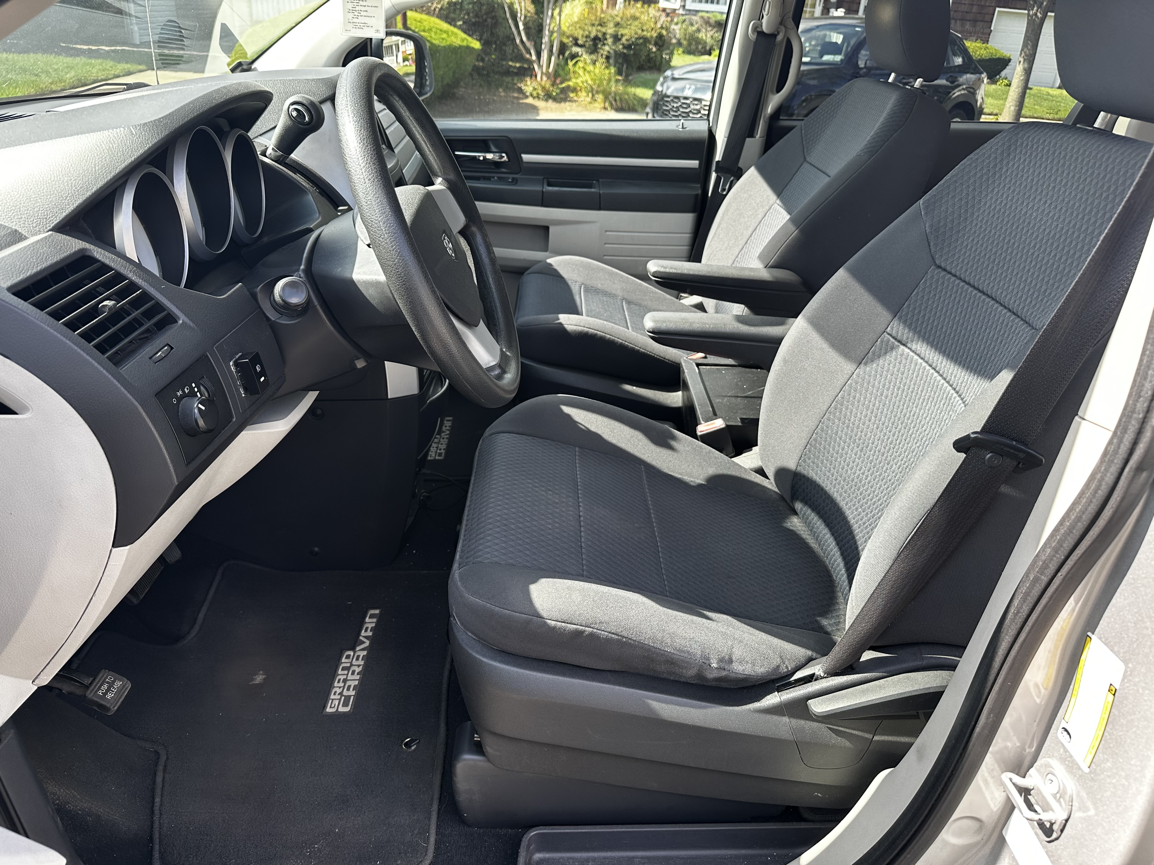 Used 2010 Dodge Grand Caravan SE FWD image 30