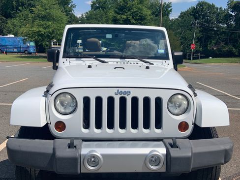Used 2013 Jeep Wrangler Unlimited Sahara w/ Dual Top Group AWD/4WD image 8