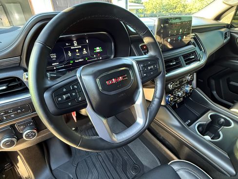 Used 2024 GMC Yukon SLT w/ SLT Luxury Package RWD image 9