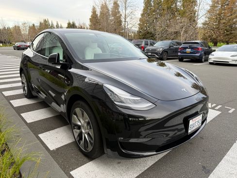 Used 2021 Tesla Model Y Long Range image 6
