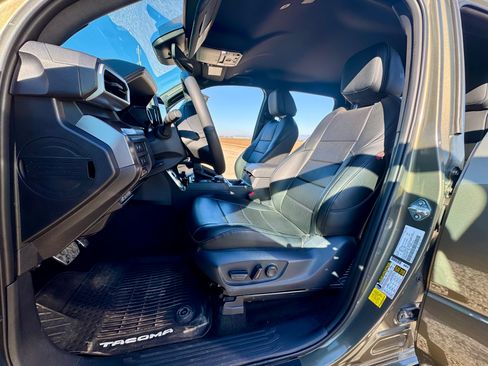 Used 2025 Toyota Tacoma TRD Sport image 18