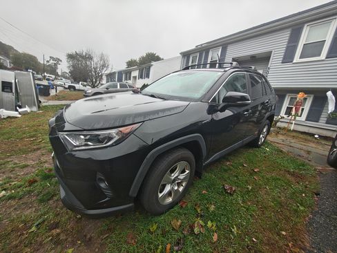 Used 2021 Toyota RAV4 XLE image 8
