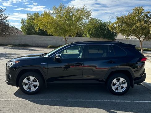 Used 2021 Toyota RAV4 XLE image 4