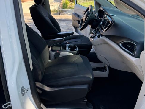 Used 2018 Chrysler Pacifica Touring Plus FWD image 11