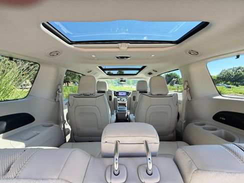 Used 2021 Chrysler Pacifica Limited w/ Uconnect Theater Family Group FWD image 13