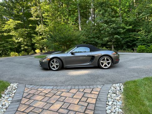 Used 2018 Porsche 718 Boxster RWD image 17