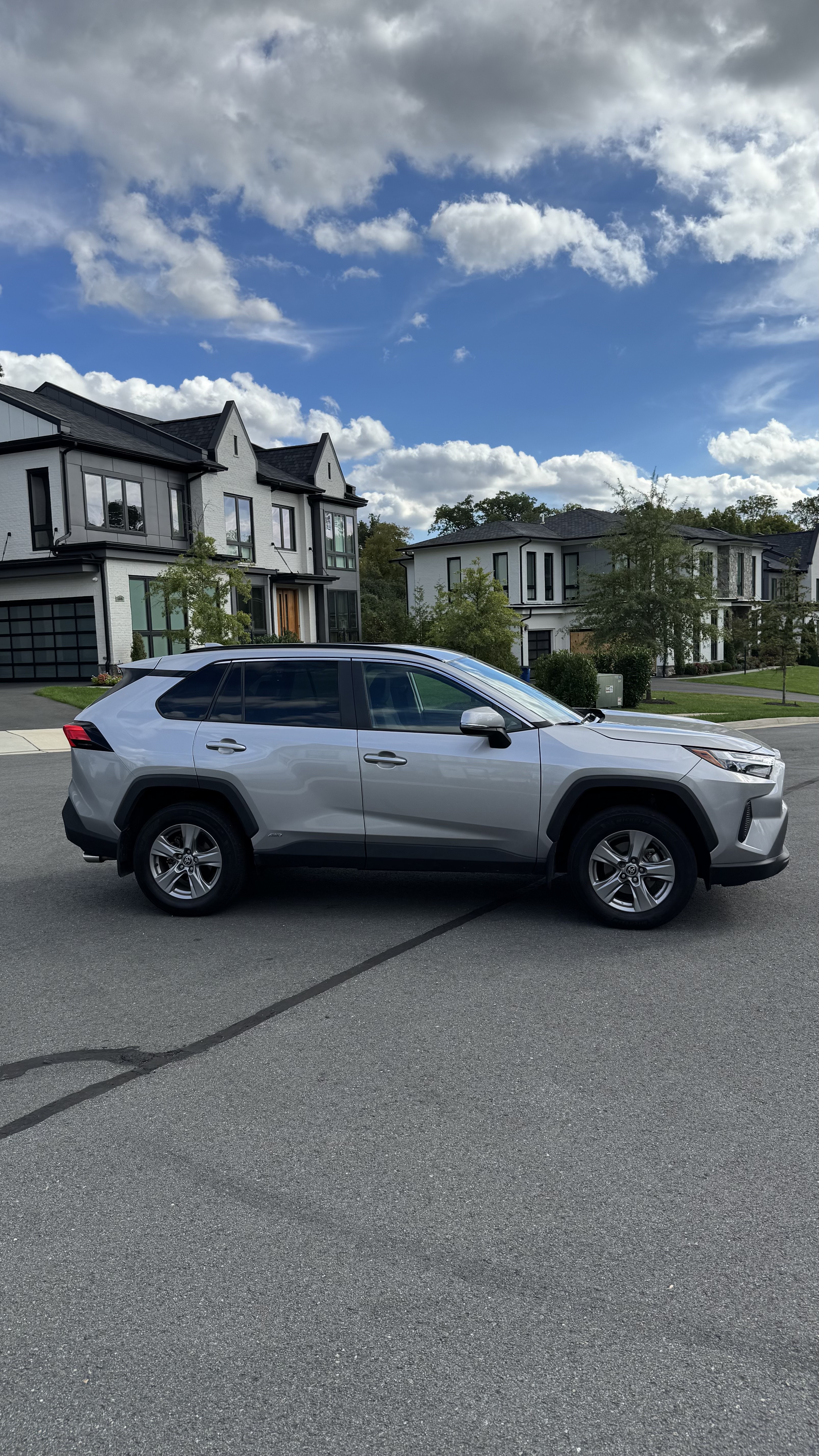 Used 2022 Toyota RAV4 XLE AWD/4WD image 4