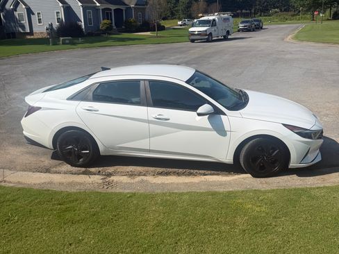 Used 2021 Hyundai Elantra SEL FWD image 1