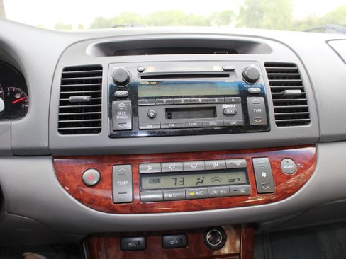 Used 2005 Toyota Camry XLE FWD image 5