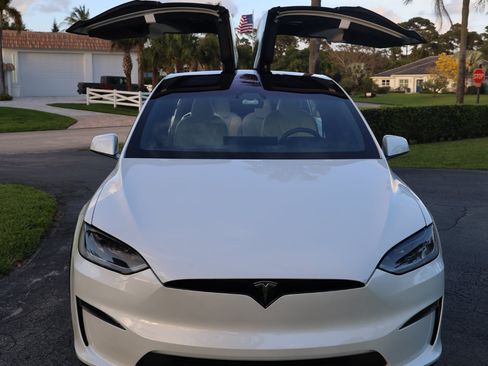Used 2023 Tesla Model X Plaid image 11