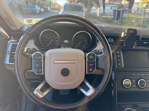 Used 2017 Land Rover Discovery SE image 12