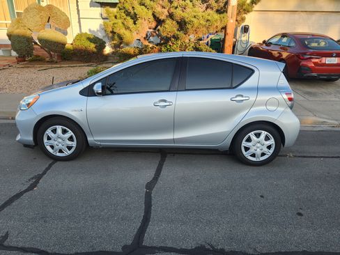 Used 2014 Toyota Prius C Two image 9