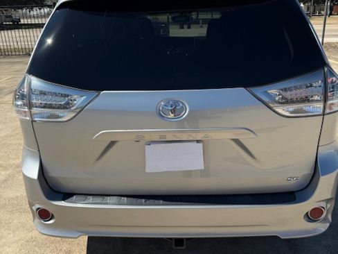 Used 2015 Toyota Sienna SE image 11