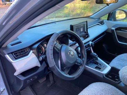 Used 2022 Toyota RAV4 XLE image 10