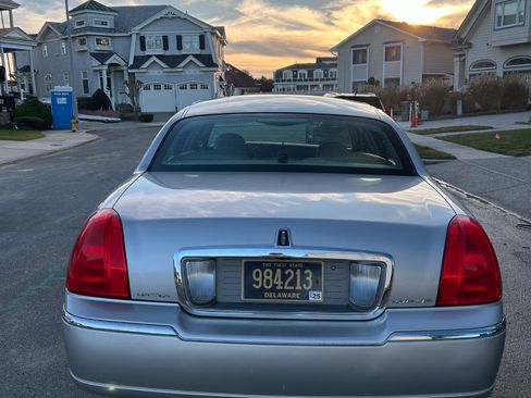 Used 2009 Lincoln Town Car Signature Limited image 5