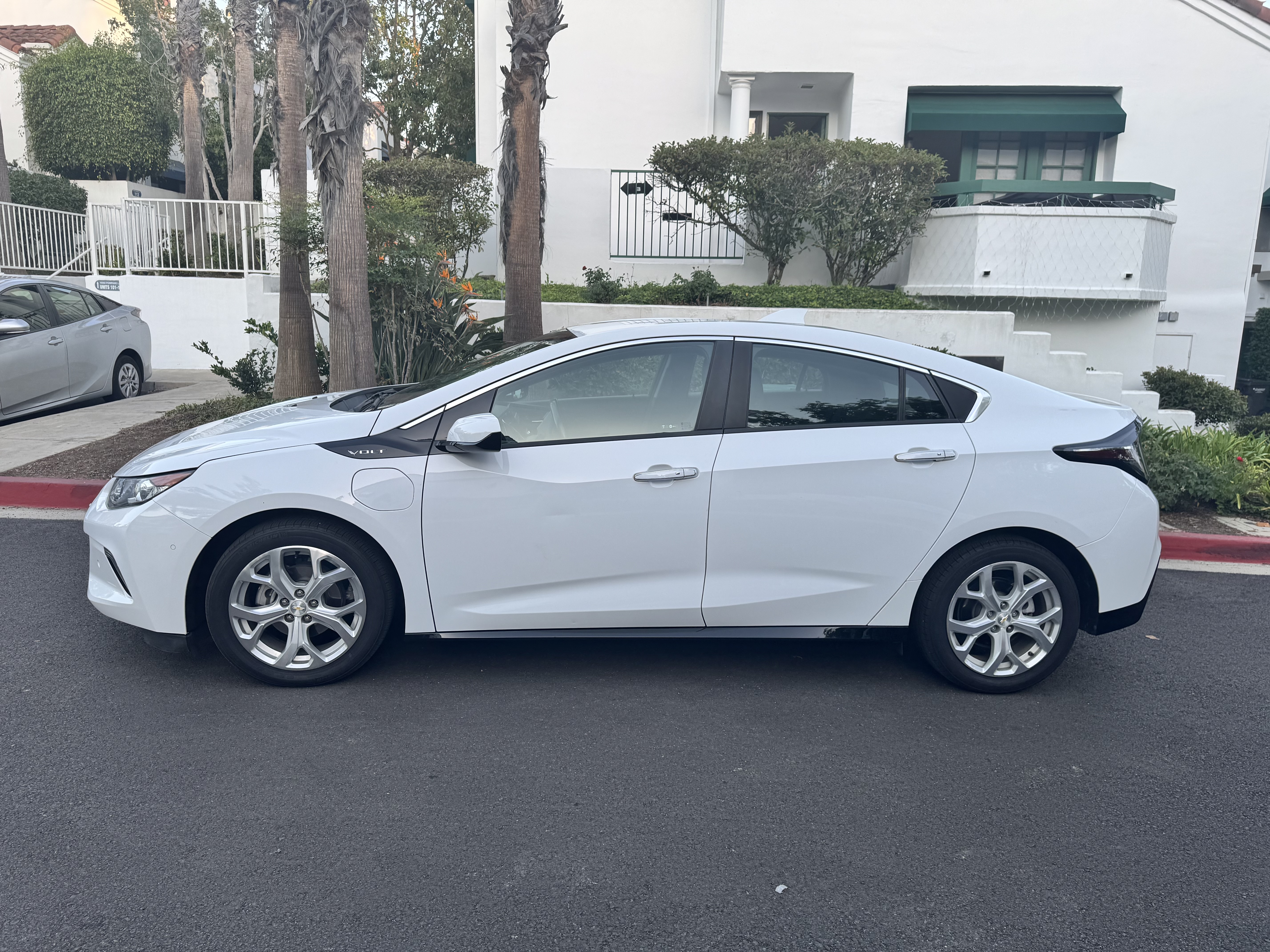 Used 2018 Chevrolet Volt Premier w/ Driver Confidence Package FWD image 5