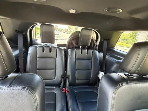 Used 2017 Ford Explorer XLT w/ Equipment Group 202A AWD/4WD image 10