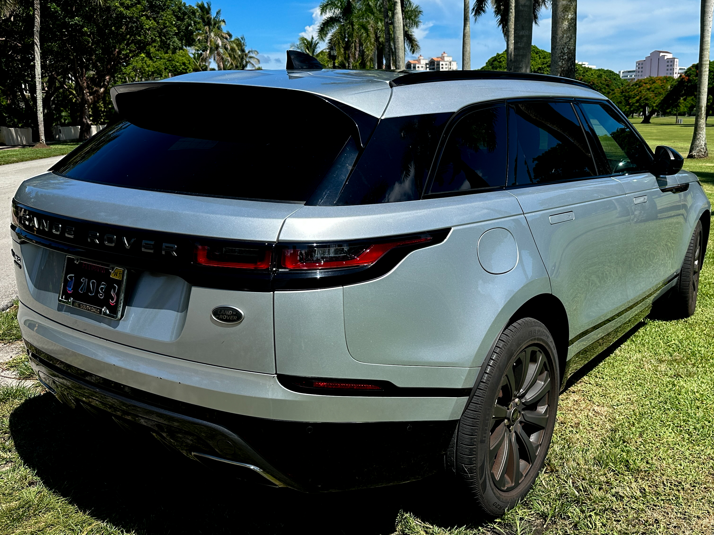 Used 2018 Land Rover Range Rover Velar R-Dynamic SE AWD/4WD image 4