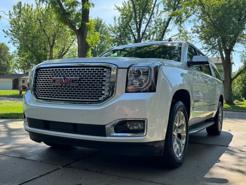 Used 2015 GMC Yukon XL SLT w/ Open Road Package AWD/4WD image 1