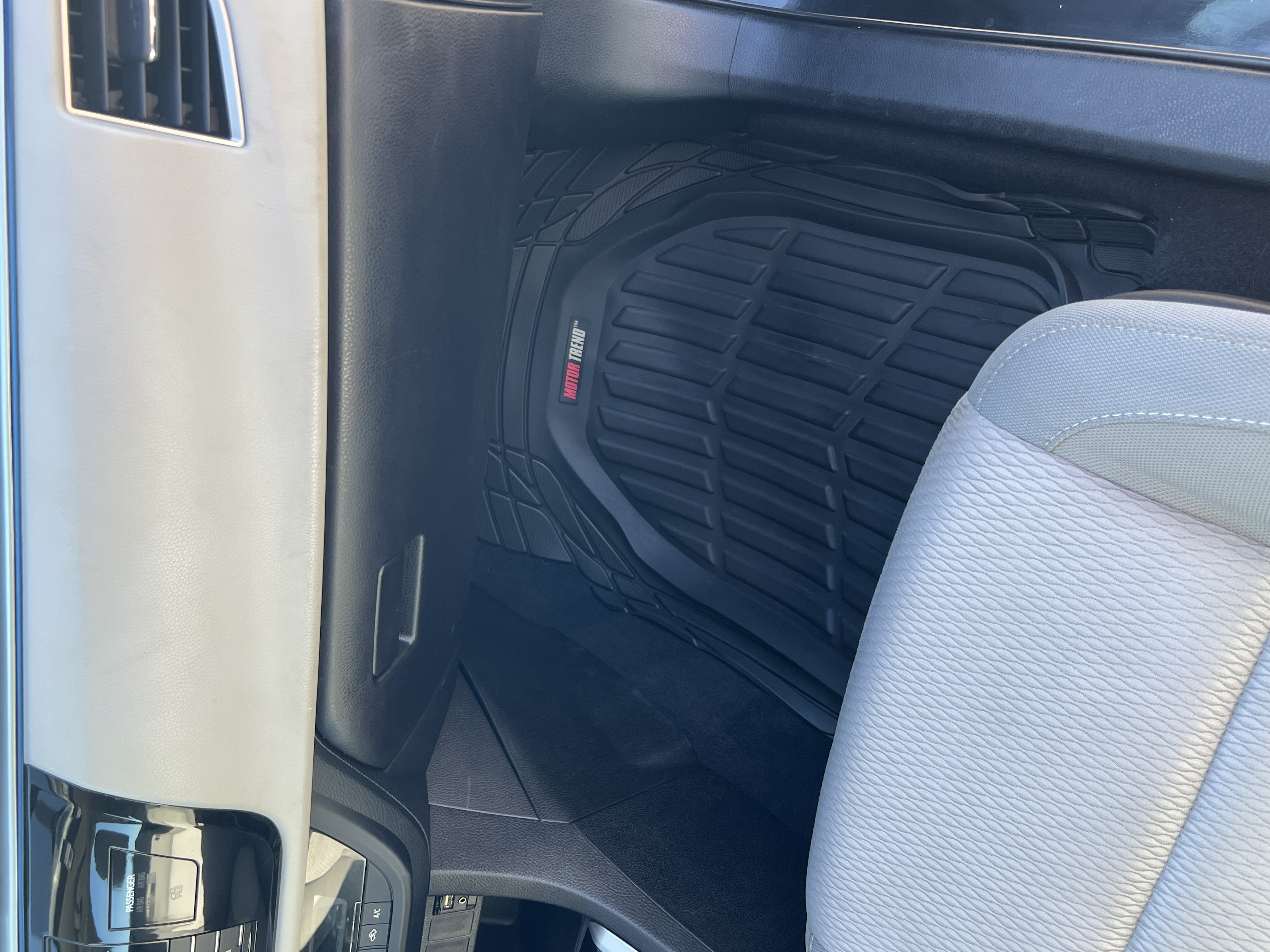 Used 2015 Toyota Corolla LE FWD image 9