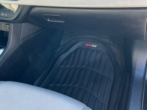 Used 2015 Toyota Corolla LE FWD image 9